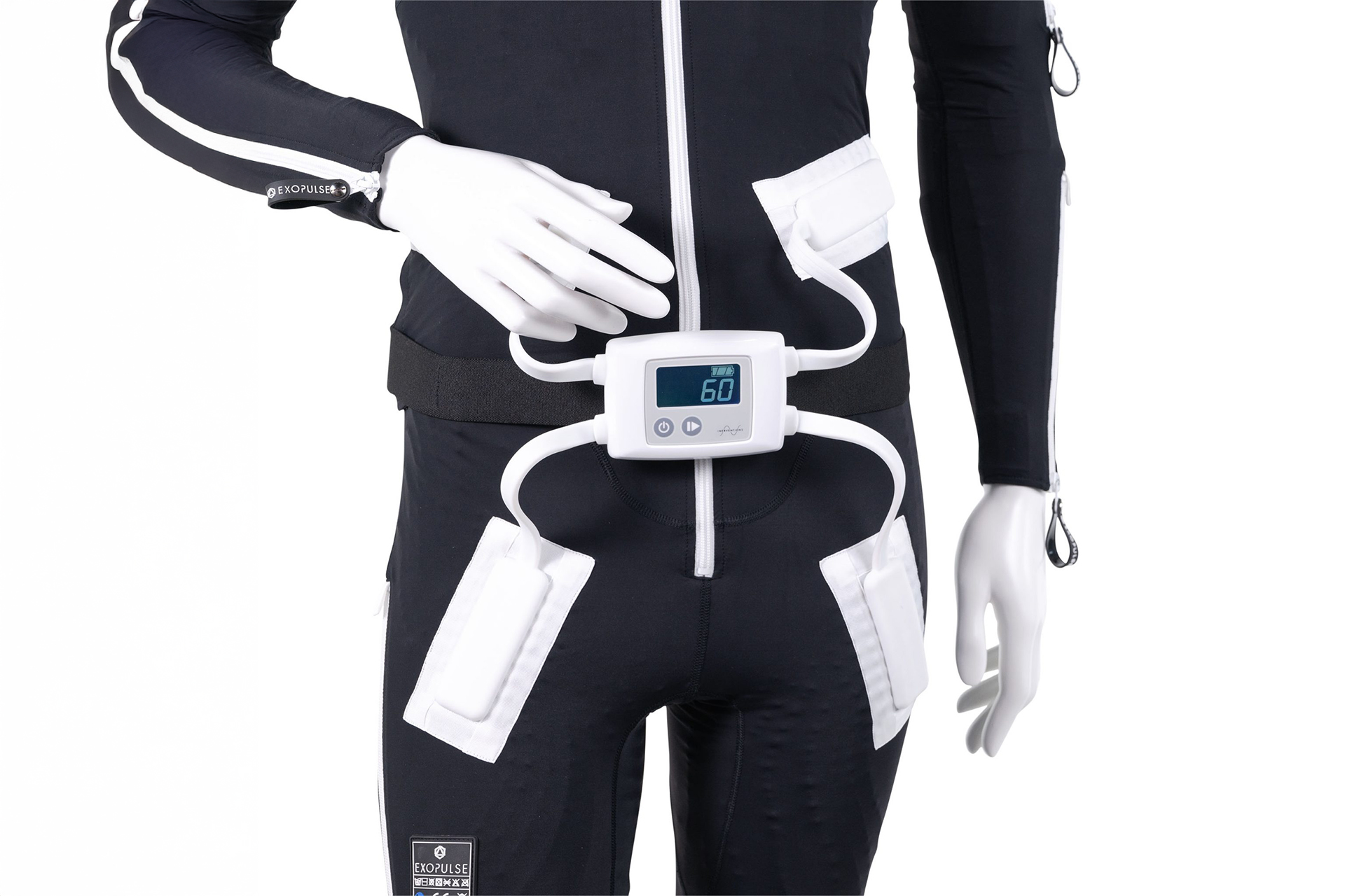 Person in schwarzem Anzug mit weißen elektronischen Pads, die eine Leistungsübersichtssitzung erhält.